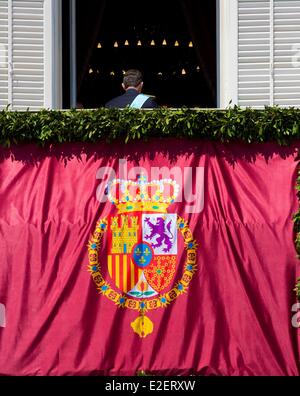 Madrid, Spanien. 19. Juni 2014. Spanische König Felipe VI verlassen den Balkon des königlichen Palastes in Madrid, Spanien, 19. Juni 2014. Spanische König Felipe VI wurde offiziell König ausgerufen. Foto: Patrick van Katwijk/Niederlande und Frankreich aus - NO-Draht-SERVICE-/ Dpa/Alamy Live News Stockfoto