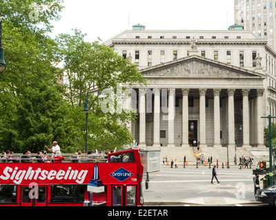 New York State Supreme Court Building und doppelte Decker Tourbus, 60 Centre Street, NYC Stockfoto