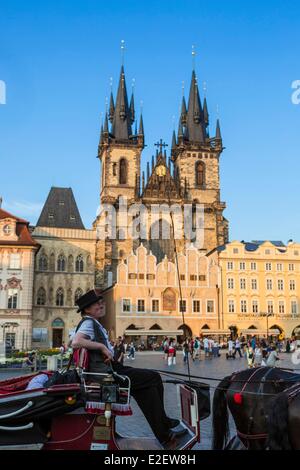 Tschechische Republik Prag Altstadt als Weltkulturerbe durch die UNESCO die Altstadt (Stare Mesto) aufgeführt, eine Kutsche und die Kirche Stockfoto