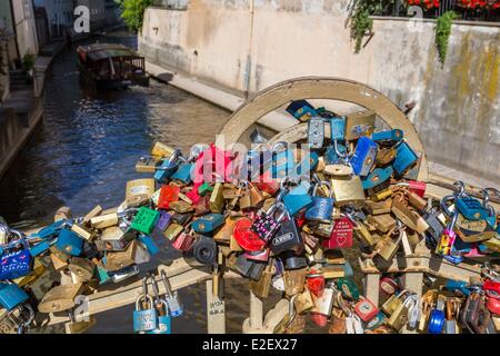 Tschechische Republik-Prag-Altstadt als Welterbe von UNESCO Mala Strana Liebe auf einer Brücke verbinden Vorhängeschlösser aufgeführt die Stockfoto