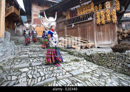 China, Guizhou Provinz, Langde, langen Rock Miao Leute in traditioneller Tracht Stockfoto