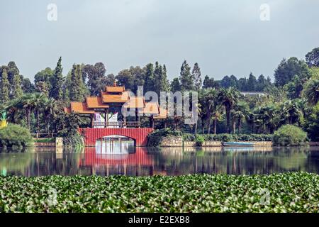 China, Provinz Yunnan, familienbetriebenen, familienbetriebenen ethnischen Minderheiten in Yunnan ethnische, Brücke am See Stockfoto