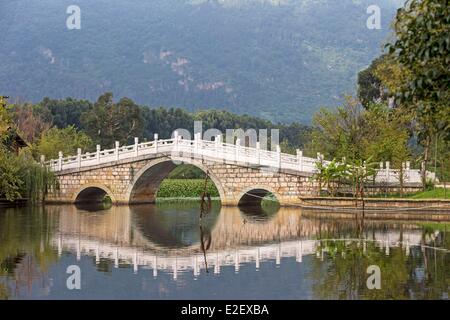 China, Provinz Yunnan, familienbetriebenen, familienbetriebenen ethnischen Minderheiten in Yunnan ethnische, Brücke am See Stockfoto