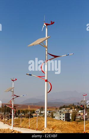 China, Provinz Yunnan, Kunming, Laternenpfahl mit Solar-Panel und Windmühle Stockfoto