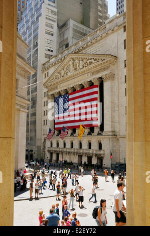 USA, New York, Broad Street, Wall Street, NYSE oder New York Stock Exchange, der amerikanischen Flagge auf der Fassade Stockfoto