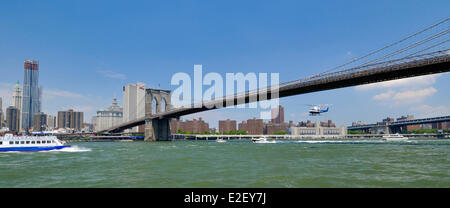 Vereinigte Staaten, New York, Brooklyn Bridge, eröffnet im Jahre 1883, Hubschrauber und Boot nähert sich die Brücke Stockfoto