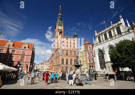 Polen, Pommern, Danzig, Platz des Rathauses, Neptun-Brunnen vor dem Glockenturm des Rathaus und Artushof Stockfoto