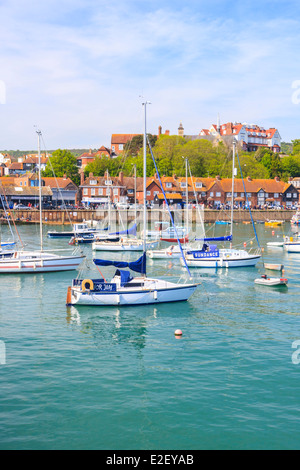 Viktorianischen Seestadt Stadt Angelboote/Fischerboote und Yachten vor Anker an den hohen Gezeiten Folkestone Kent Stockfoto