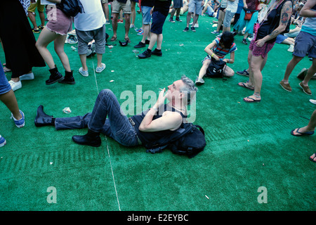 Festivalbesucher gesehen entspannen oder kühlen während Sonar erweiterte Musik- und Medien-Festival in Barcelona, Spanien Stockfoto