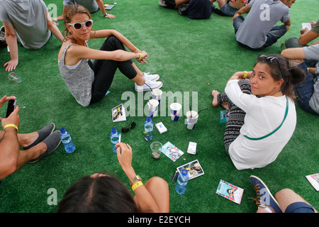 Festivalbesucher gesehen entspannen oder kühlen während Sonar erweiterte Musik- und Medien-Festival in Barcelona, Spanien Stockfoto