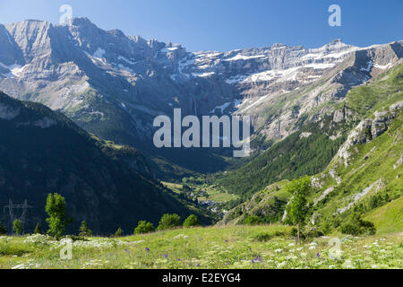 Frankreich Hautes Pyrenäen Gavarnie Cirque de Gavarnie gesehen von den GR10 Fußweg auf dem Saugue Plateau als Weltkulturerbe gelistet Stockfoto