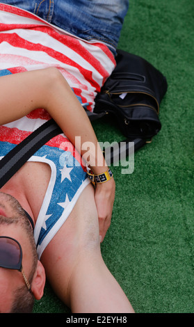 Festivalbesucher gesehen entspannen oder kühlen während Sonar erweiterte Musik- und Medien-Festival in Barcelona, Spanien Stockfoto