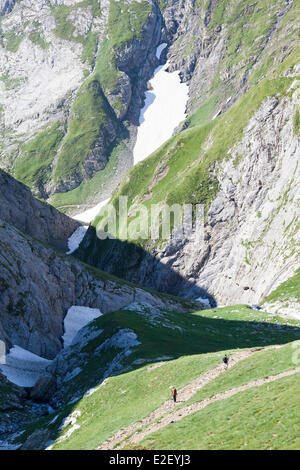 Frankreich, Hautes-Pyrenäen, Gavarnie, Vignemale-Massivs, Wanderer auf dem GR10 Fußweg Ossoue Tal Stockfoto