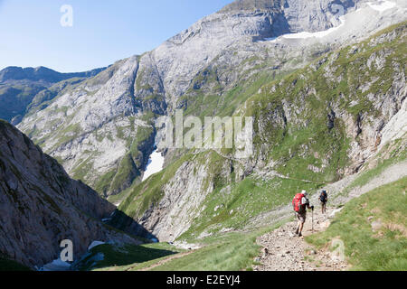 Frankreich, Hautes-Pyrenäen, Gavarnie, Vignemale-Massivs, Wanderer auf dem GR10 Fußweg Ossoue Tal Stockfoto