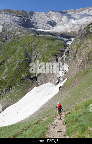 Frankreich, Hautes-Pyrenäen, Gavarnie, Vignemale-Massivs, Wanderer auf dem GR10 Fußweg Ossoue Tal Stockfoto