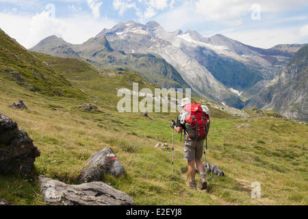 Frankreich, Hautes-Pyrenäen, Gavarnie, Vignemale-Massivs, Wanderer auf dem GR10 Fußweg Ossoue Tal Stockfoto