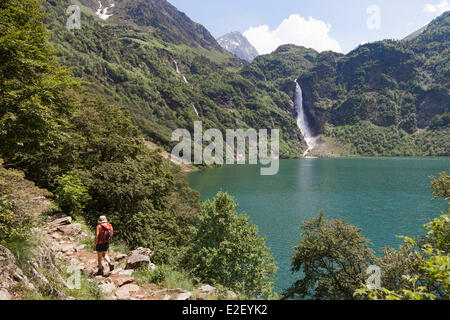 Frankreich, Haute Garonne, Oo, Wanderer auf dem GR10 Fußweg am See in der Nähe von Bagneres-de-Luchon Oo Stockfoto