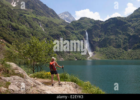 Frankreich, Haute Garonne, Oo, Wanderer auf dem GR10 Fußweg am See in der Nähe von Bagneres-de-Luchon Oo Stockfoto