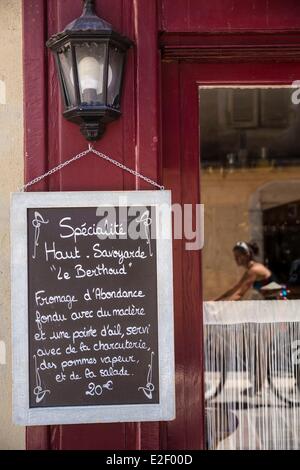 Frankreich, Haute Savoie, Annecy, Altstadt, Faubourg und Tür Sainte Claire, Speisekarte des Restaurants La Porte de Sainte-Claire Stockfoto