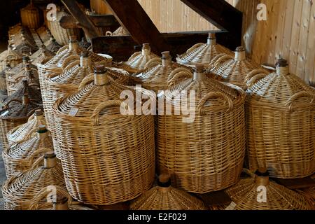 Frankreich, Haute Saone, Fougerolles, Paul Devoille Brennerei, Alterung des Eaux de vie in Flaschen auf dem Dachboden Stockfoto