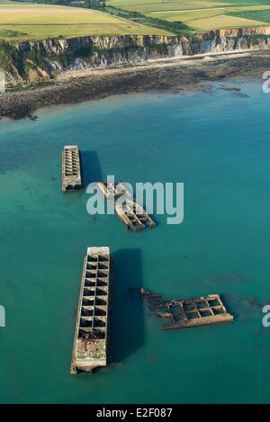 Frankreich, Calvados, Arromanches-Les-Bains, Mulberry B bleibt, Port Winston, Phoenix Wellenbrecher (Luftbild) Stockfoto