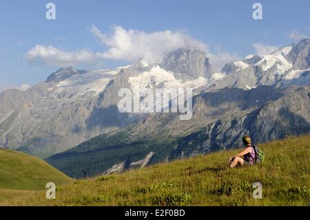 Frankreich, Hautes Alpes, Ecrins-Nationalpark, Wandern auf dem Emparis Plateau mit Blick auf das massiv der Meije (3982 m) Stockfoto