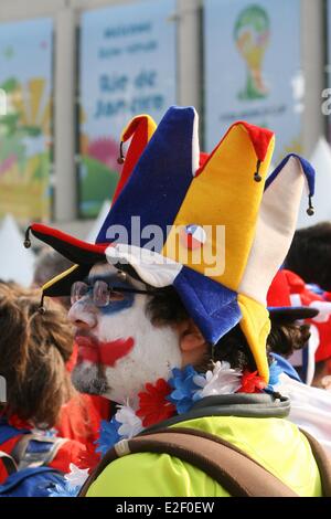 Rio De Janeiro, Brasilien. 18. Juni 2014. 2014 FIFA World Cup Brasilien. Chile-Fan Ankunft im Maracanã, das Spiel Spanien gegen Chile zu beobachten. Chile gewann 2-0, Beseitigung der aktuelle Weltmeister aus dem Wettbewerb. Rio De Janeiro, Brasilien, 18. Juni 2014. Bildnachweis: Maria Adelaide Silva/Alamy Live-Nachrichten Stockfoto