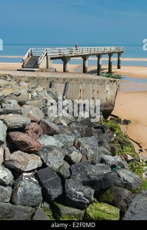 Frankreich Calvados Vierville Sur Mer gestrandet Ponton Relikt der schwimmenden Kais künstlichen Hafen Mulberry A dieses Dock festhalten war Stockfoto