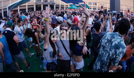 Die Menschen tanzen während Sonar erweiterte Musik-Festival in Barcelona, Spanien Stockfoto