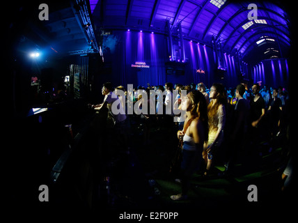 Die Menschen tanzen während Sonar erweiterte Musik-Festival in Barcelona, Spanien Stockfoto