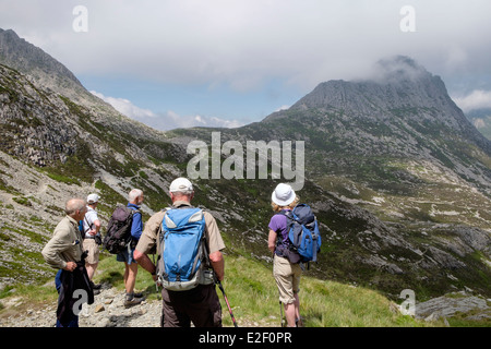 Wanderer auf dem Weg zum Bwlch Tryfan Blick auf niedrige Wolken am Mount Tryfan in Berge von Snowdonia National Park North Wales UK Stockfoto