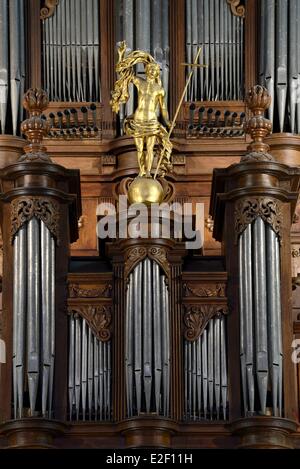 Frankreich, Haute Saone, Luxeuil-Les-Bains, Saint Colomban Abtei Saint-Pierre Basilika vom 13. und 14. Jahrhundert, Orgel bis 1617 Stockfoto