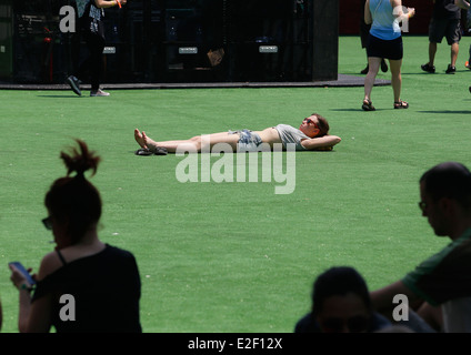 Festivalbesucher gesehen entspannen oder kühlen während Sonar erweiterte Musik- und Medien-Festival in Barcelona, Spanien Stockfoto