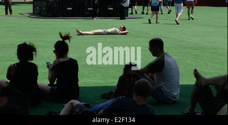 Festivalbesucher gesehen entspannen oder kühlen während Sonar erweiterte Musik- und Medien-Festival in Barcelona, Spanien Stockfoto