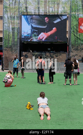 Festivalbesucher gesehen entspannen oder kühlen während Sonar erweiterte Musik- und Medien-Festival in Barcelona, Spanien Stockfoto