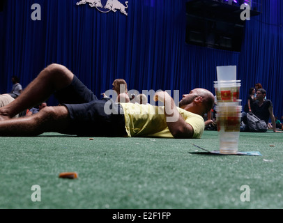 Festivalbesucher gesehen entspannen oder kühlen während Sonar erweiterte Musik- und Medien-Festival in Barcelona, Spanien Stockfoto