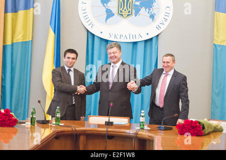 Kiew, Ukraine. 19. Juni 2014. Der ukrainische Präsident Petro Poroshenko, Center und ehemaliger Außenminister Andrei Deshchitsa, Recht, neue ukrainische Außenminister Pavel Klimkin in Kiew, Ukraine.Ukraine des Parlaments gratulieren, hat Pavel Klimkin genehmigt, wie ukrainische Außenminister ersetzen krank-Andrei Deshchitsa den Ruf der Abstimmung am Donnerstag entlassen wurde. Klimkin ersetzt amtierender Außenminister Andriy Deshchytsya, wenn er ein Schimpfwort benutzt, um russischen Präsidenten Vladimir Putin während der angegriffenen zu beschreiben der Moskauer Botschaft in Kiew zusammengesetzte. Bildnachweis: Pazifische Presse/Alamy Live-Nachrichten Stockfoto