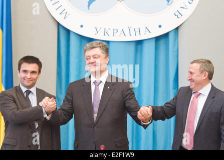 Kiew, Ukraine. 19. Juni 2014. Der ukrainische Präsident Petro Poroshenko, Center und ehemaliger Außenminister Andrei Deshchitsa, Recht, gratulieren neuen ukrainischen Außenminister Pavel Klimkin in Kiew, Ukraine. Ukrainischen Parlament billigte Pavel Klimkin als ukrainische Außenminister, kranke angeblich Andrei Deshchitsa zu ersetzen, die durch eine Abstimmung am Donnerstag entlassen wurde. Klimkin ersetzt amtierender Außenminister Andriy Deshchytsya, wenn er ein Schimpfwort benutzt, um russischen Präsidenten Vladimir Putin während der angegriffenen zu beschreiben der Moskauer Botschaft in Kiew zusammengesetzte. Bildnachweis: Pazifische Presse/Alamy Live-Nachrichten Stockfoto