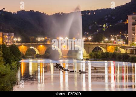 Frankreich, Gard, Ales, Wasserstrahl auf dem Gardon und Vorbereitungen von Feuerwerkskörpern Stockfoto