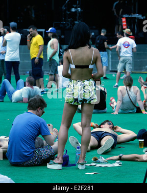 Die Menschen tanzen während Sonar erweiterte Musik-Festival in Barcelona, Spanien Stockfoto