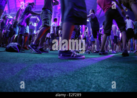 Die Menschen tanzen während Sonar erweiterte Musik-Festival in Barcelona, Spanien Stockfoto