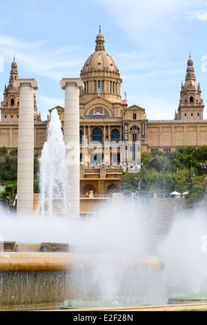 Der magische Brunnen vor dem Museu Nacional d ' Art de Catalunya, das nationale Kunstmuseum von Catalunyain Barcelona, Spanien Stockfoto