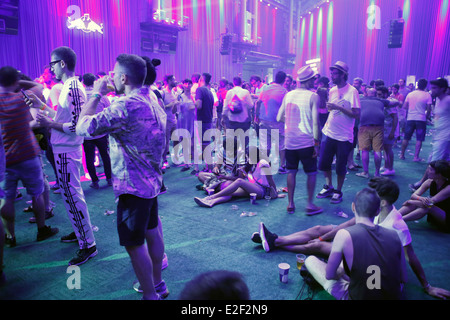 Die Menschen tanzen während Sonar erweiterte Musik-Festival in Barcelona, Spanien Stockfoto