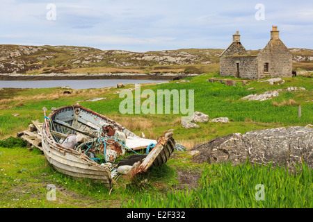 Hebridean Szene mit altes Fischerboot und Verlassenen ruiniert Croft durch Loch Sgioport South Uist Äußere Hebriden Western Isles Schottland Großbritannien Großbritannien Stockfoto