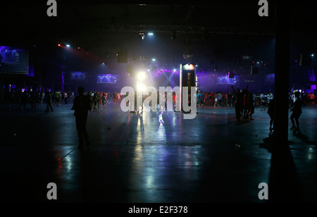 Die Menschen tanzen während Sonar erweiterte Musik-Festival in Barcelona, Spanien Stockfoto