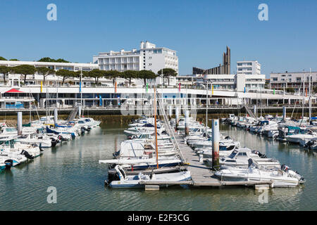 Frankreich, Charente-Maritime, Royan, den Hafen und die Kirche Notre-Dame Stockfoto