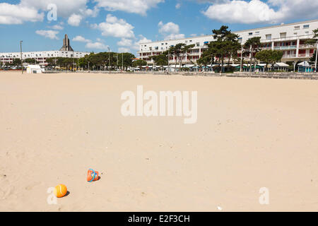 Frankreich, Charente-Maritime, Royan, der Strand, Gebäude der 50er und Kirche Notre-Dame Stockfoto