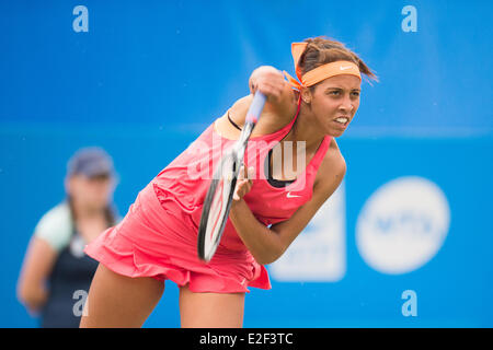 Eastbourne, Großbritannien, 19. Juni 2014. Madison Keys der USA dient gegen Lauren Davis von den USA in ihre Viertelfinale Einzel Spiel am Tag vier der Aegon International in Devonshire Park, Eastbourne. Bildnachweis: MeonStock/Alamy Live-Nachrichten Stockfoto