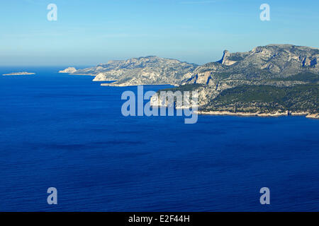 Frankreich Bouches du Rhone Calanques National Park Bucht von Cassis Calanques von Marseille und Riou Archipel im Hintergrund Stockfoto