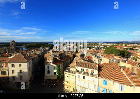 Frankreich, Bouches du Rhone, Arles, Dächer, die Rhone im Hintergrund Stockfoto